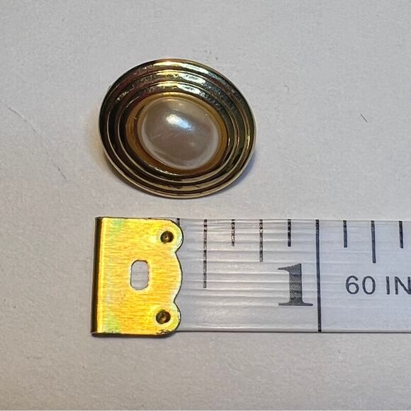 JUDY LEE VINTAGE 1950s Faux Gold and Pearl Oval Clip Earrings - Picture 5 of 7